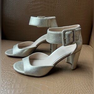 Pelle Moda Metalic Platinum Gold Women's Dressy Sandal Size 5.5 M 3” Heel.